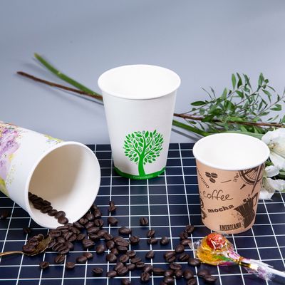 Des tasses de papier à café jetables à paroi unique imprimées sur mesure, écologiques pour les fêtes de café