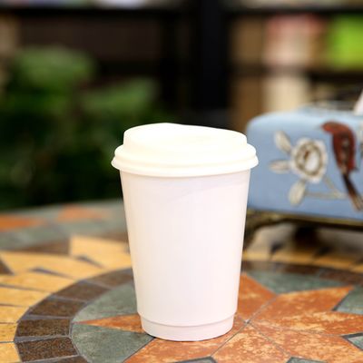 Des tasses de café en papier jetables personnalisées avec couvercles 16 oz commander sur commande maintenant