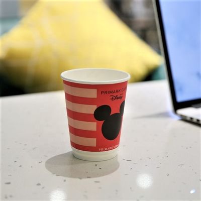 Des tasses de café en papier jetables personnalisées avec couvercles 16 oz commander sur commande maintenant